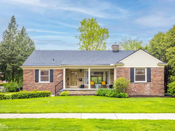 484 Bournemouth Cir, Grosse Pointe Farms, MI 48236