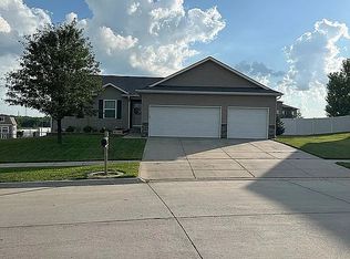 915 Cyprus Blvd, Hickman, NE 68372