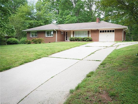 3rd image of 807 Oakwood Dr