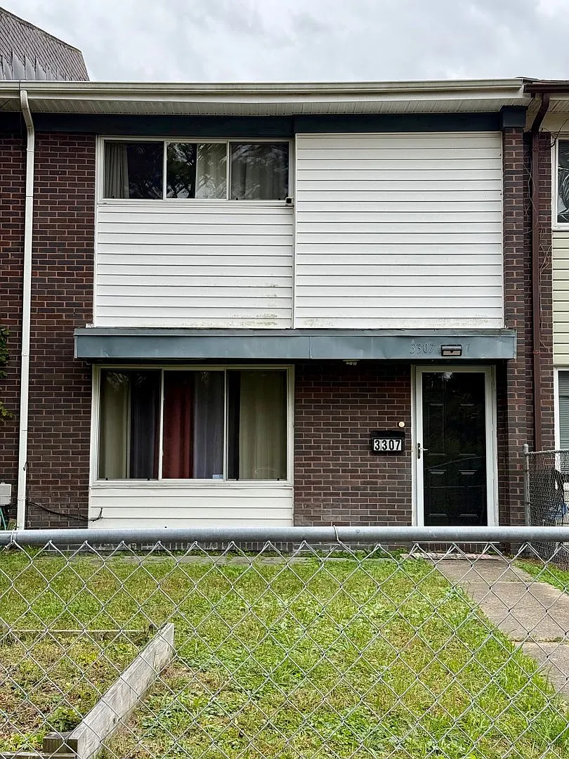 Charming 3-Bedroom Townhome with Fenced Yard — Photo 1