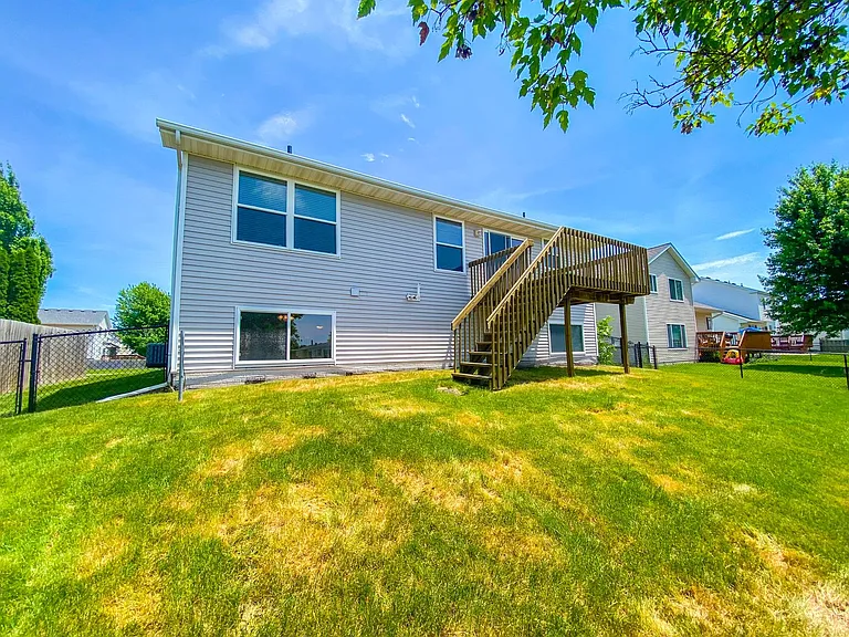 450 SE Westgate Dr — Photo 17