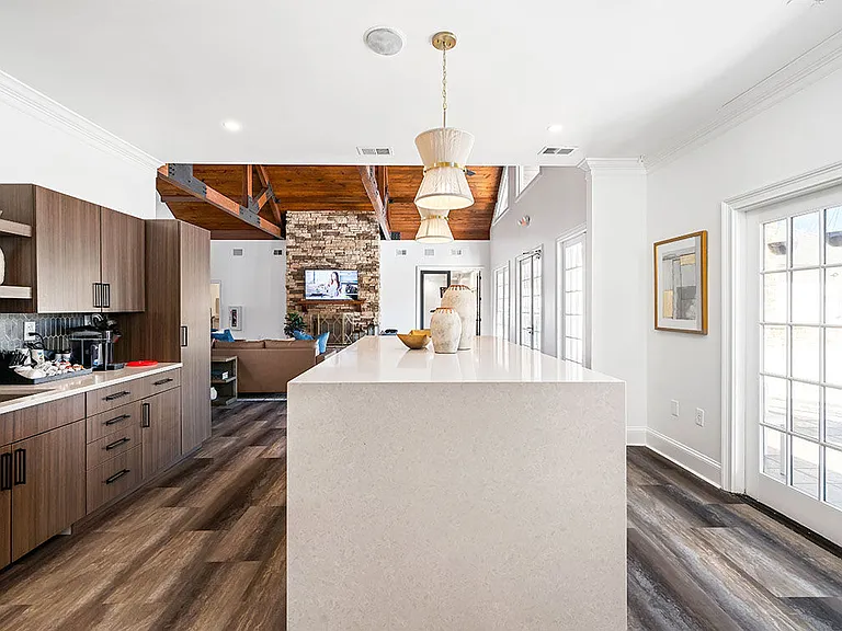Houston Lake Apartments — Photo 6