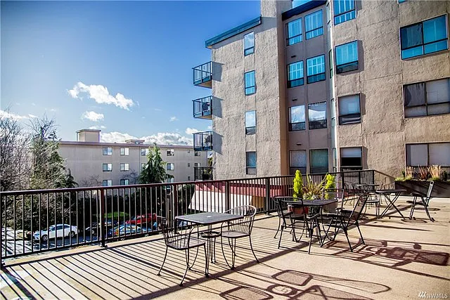 410 W Roy St — Photo 17