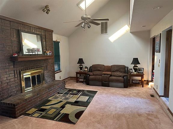 3rd image of 1516 E Persimmon Ln