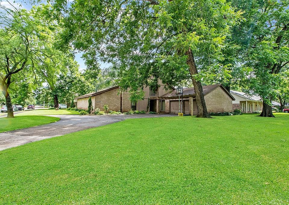 1st image of 319 Live Oak Ln