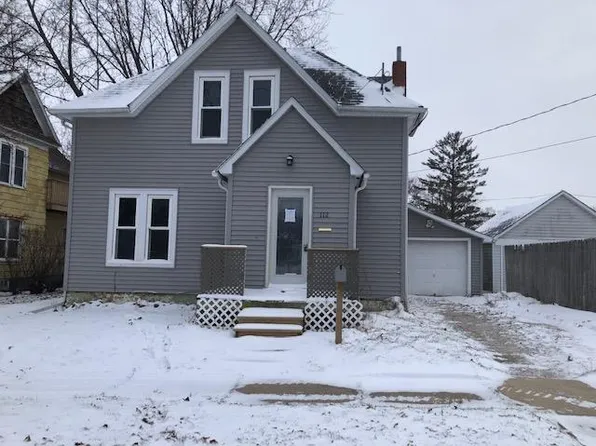 112 4th St NW, Oelwein, IA 50662
