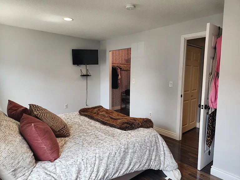 129 Lowell St #4 — Photo 16