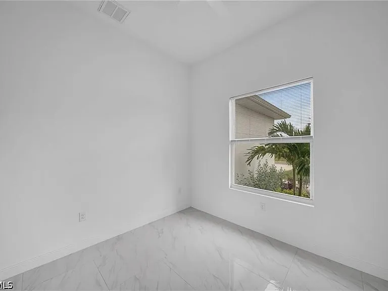 438 Poplar St — Photo 9