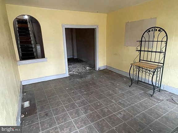 2nd image of 2033 Robb St