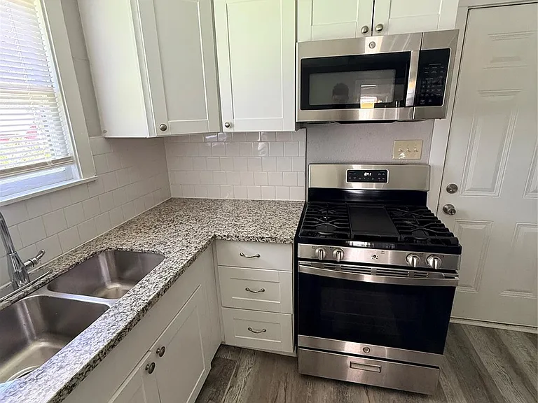 121 S Willow St — Photo 1