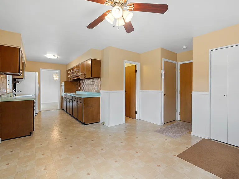 818 Leahy Cir — Photo 14