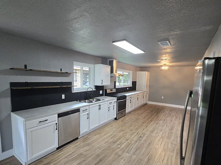 249 Rivercrest Ave — Photo 2