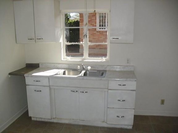 3rd image of 4718 Clifton Ave