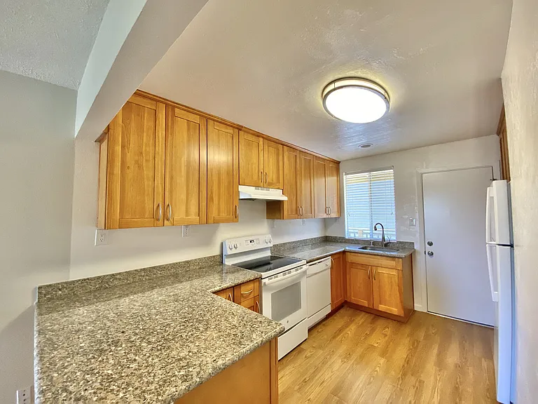 Bernardo Apartments — Photo 3