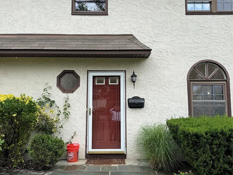 48 Somerset Dr — Photo 1
