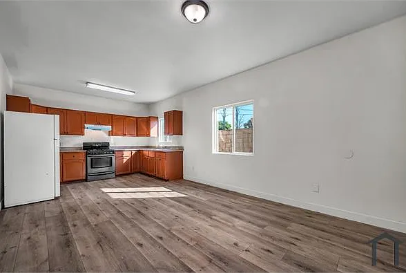 8318 S San Pedro St — Photo 2