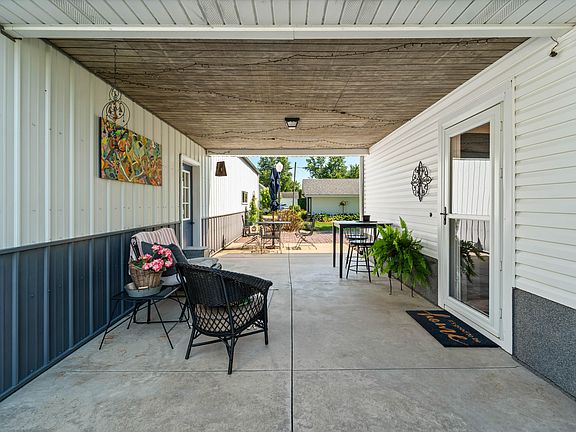 3rd image of 307 3rd Ave NE