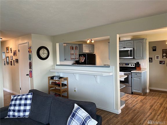 4th image of 1023 W Oregon St