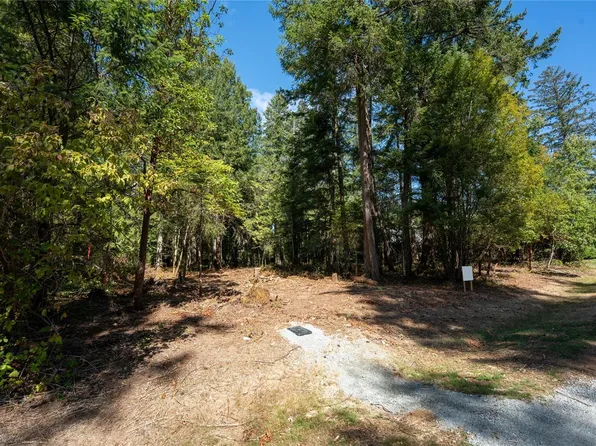 750 Dalkeith Ave, North Saanich, BC V8L 5G7