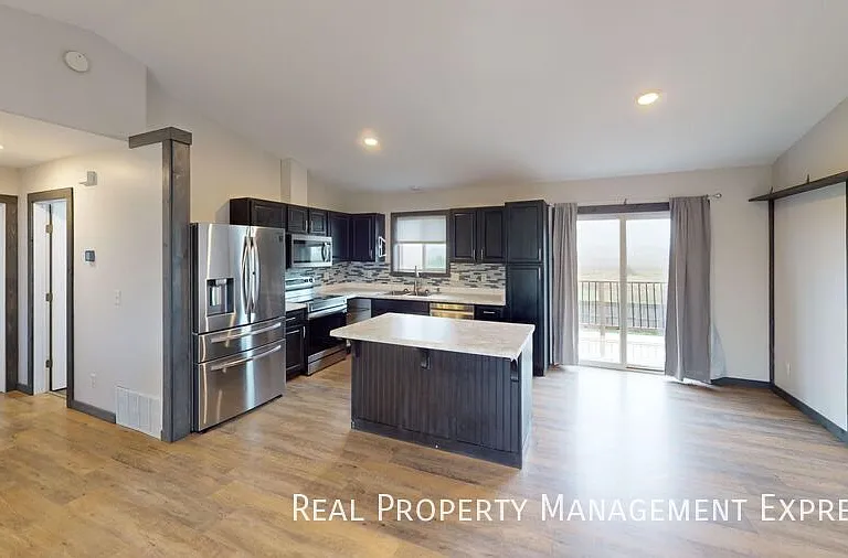 3920 S Stanford Ave — Photo 3