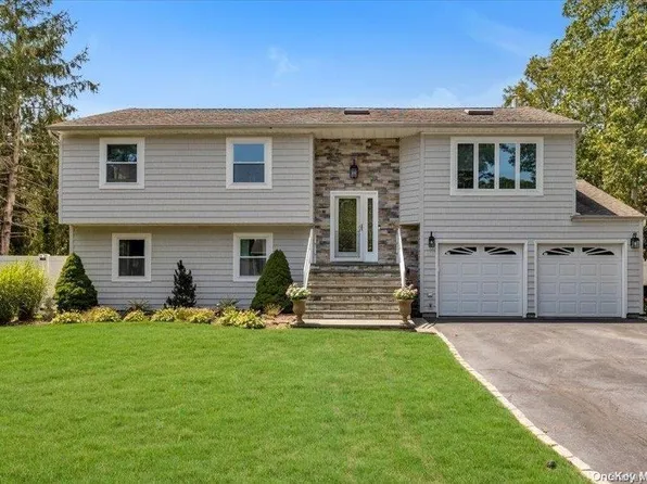 22 Nicole Court, Bohemia, NY 11716