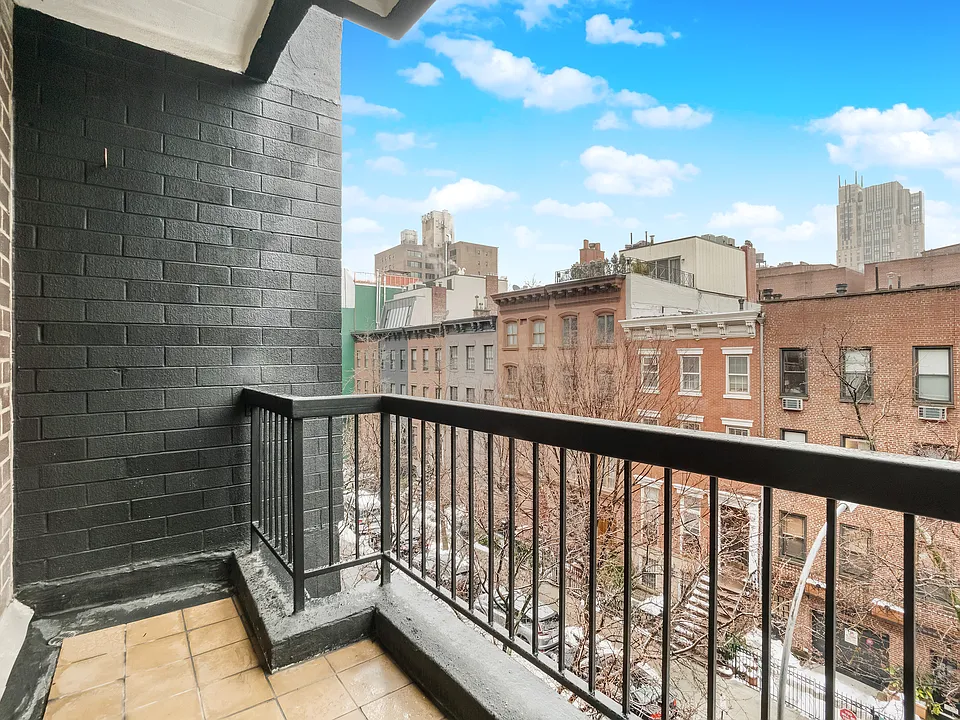 235 W 22nd St #2-M