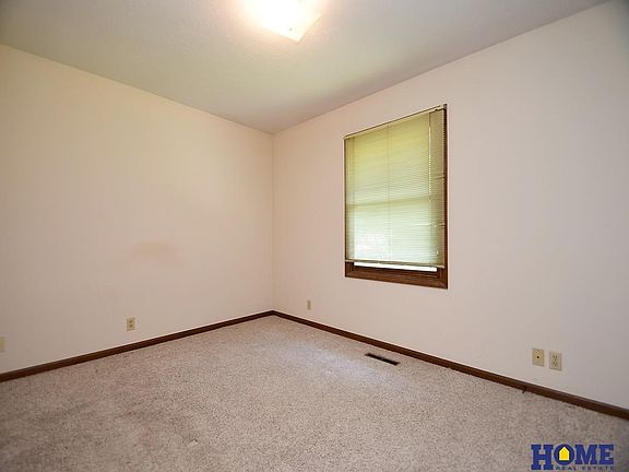 4th image of 211 Laramie Trl