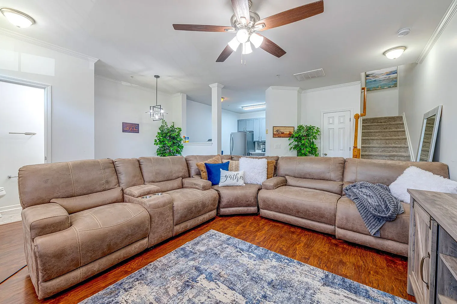 3 bed, 2.0 bath, 1539 sqft, $5,225 — Photo 3