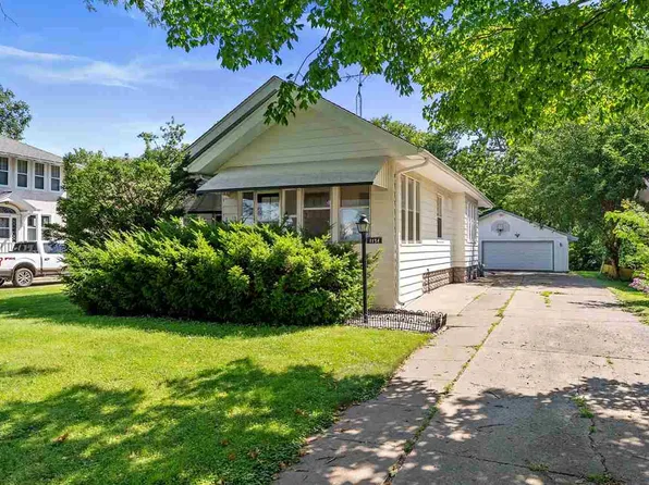 1134 S Iowa Ave, Washington, IA 52353