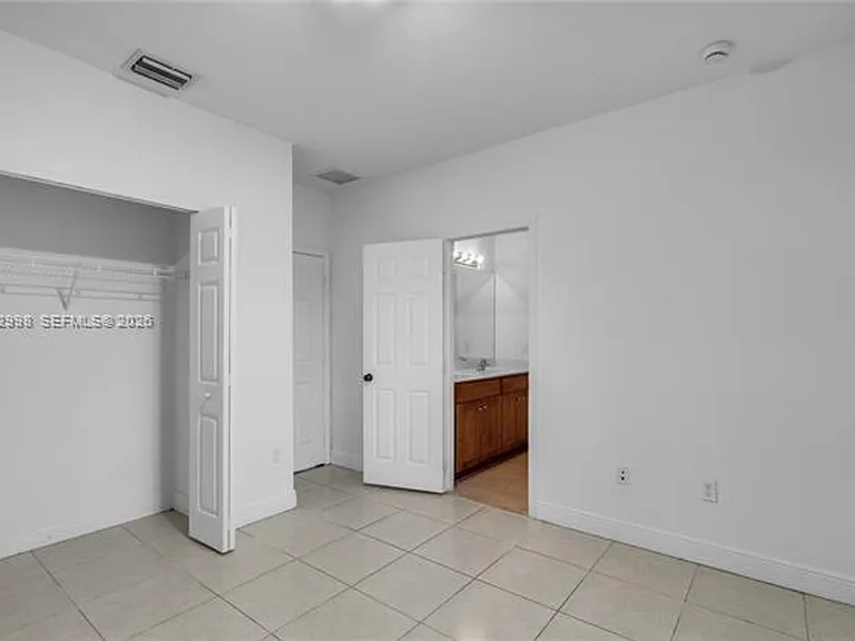 9925 NW 10th St — Photo 29