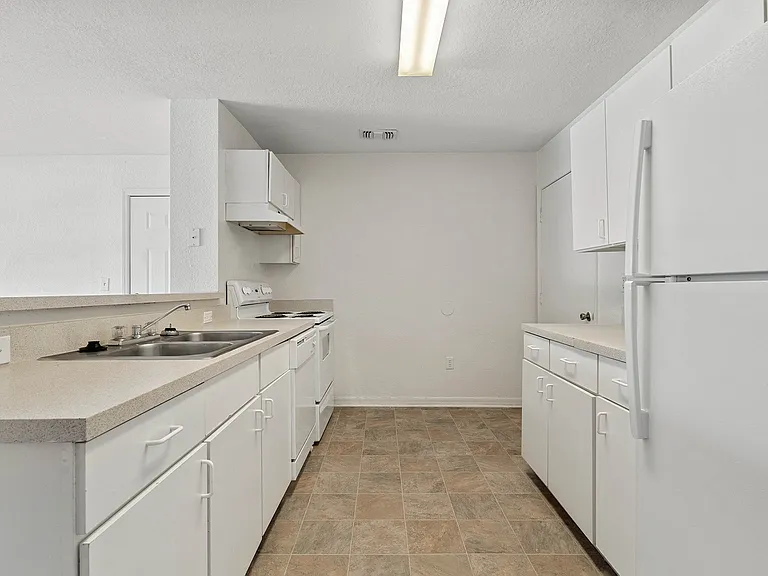 Stonecreek Apartments — Photo 10