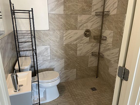 5th image of 324 S Asbury St #2