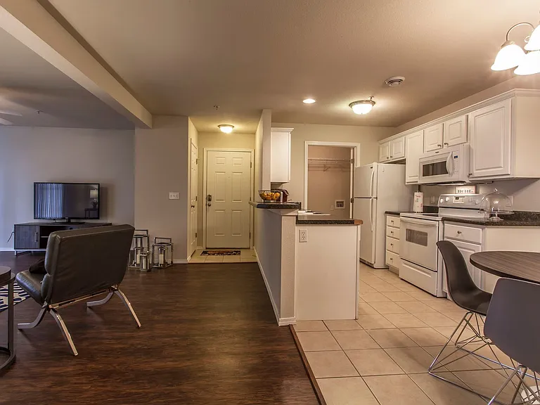 923 W Battlefield St — Photo 1