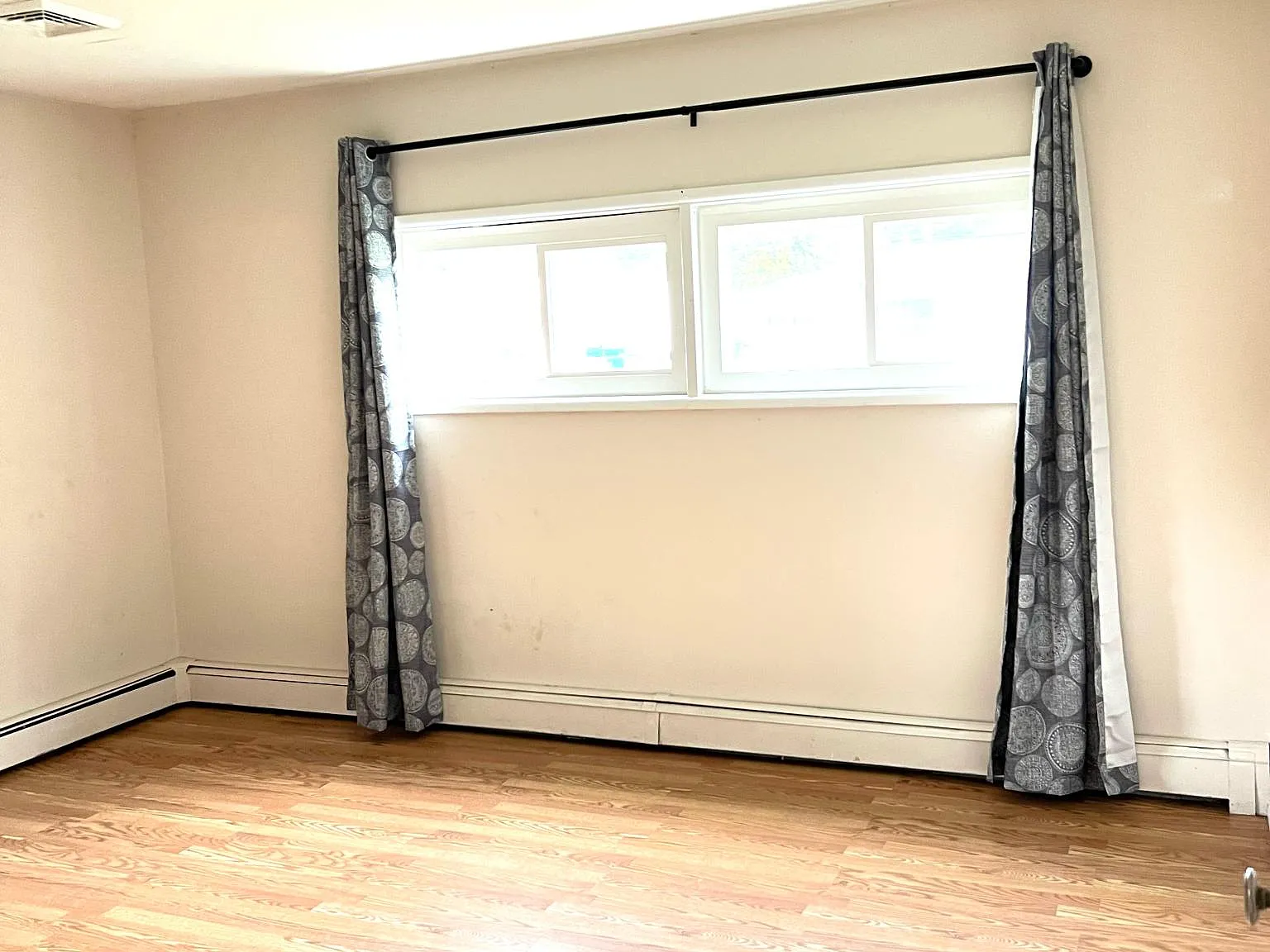 3 bed, 1100 sqft, $1,949 — Photo 4