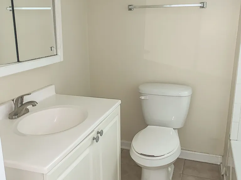 3250 N Lakewood Ave #CH1 — Photo 4