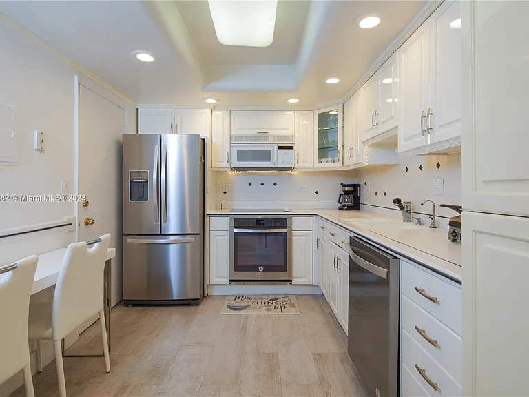 5005 Collins Ave #610 — Photo 11