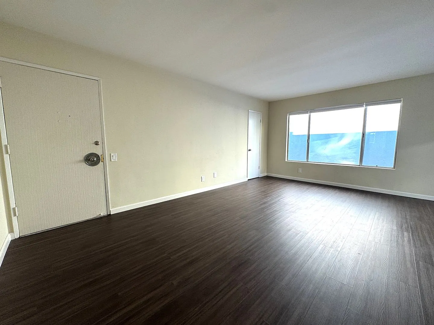 1124 N Olive Dr — Photo 3