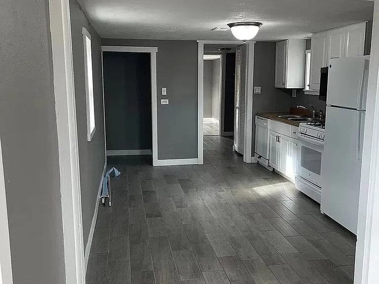389 S Newton St — Photo 5