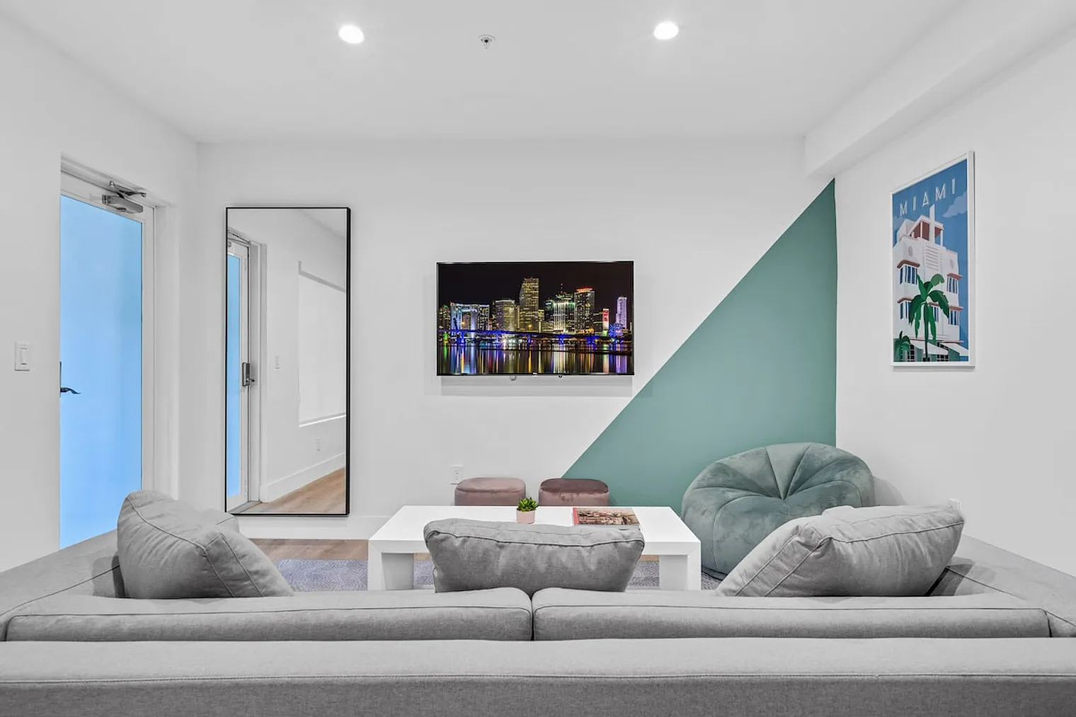 2 bed, 1.0 bath, 861 sqft, $5,829 — Photo 3