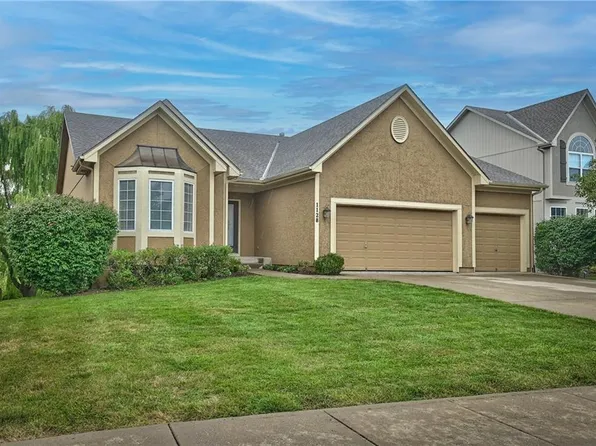 1128 SW Blazing Star Dr, Lees Summit, MO 64081