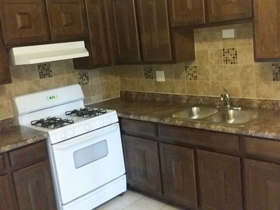 4th image of 1082 Bristol Ct