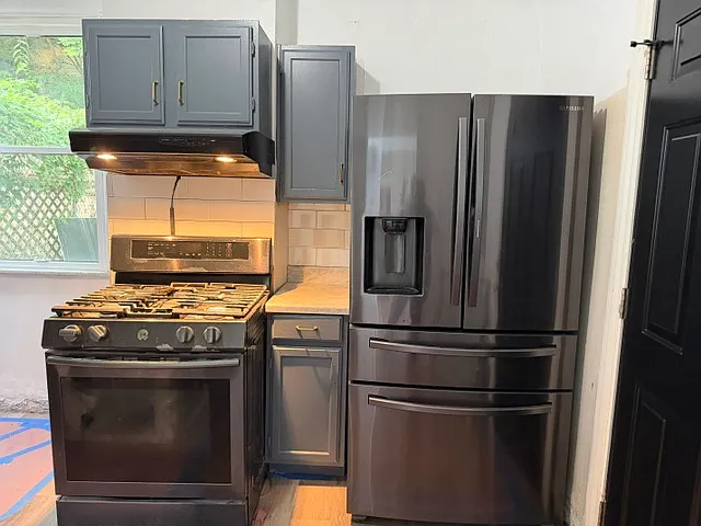 142 Robinson St — Photo 2