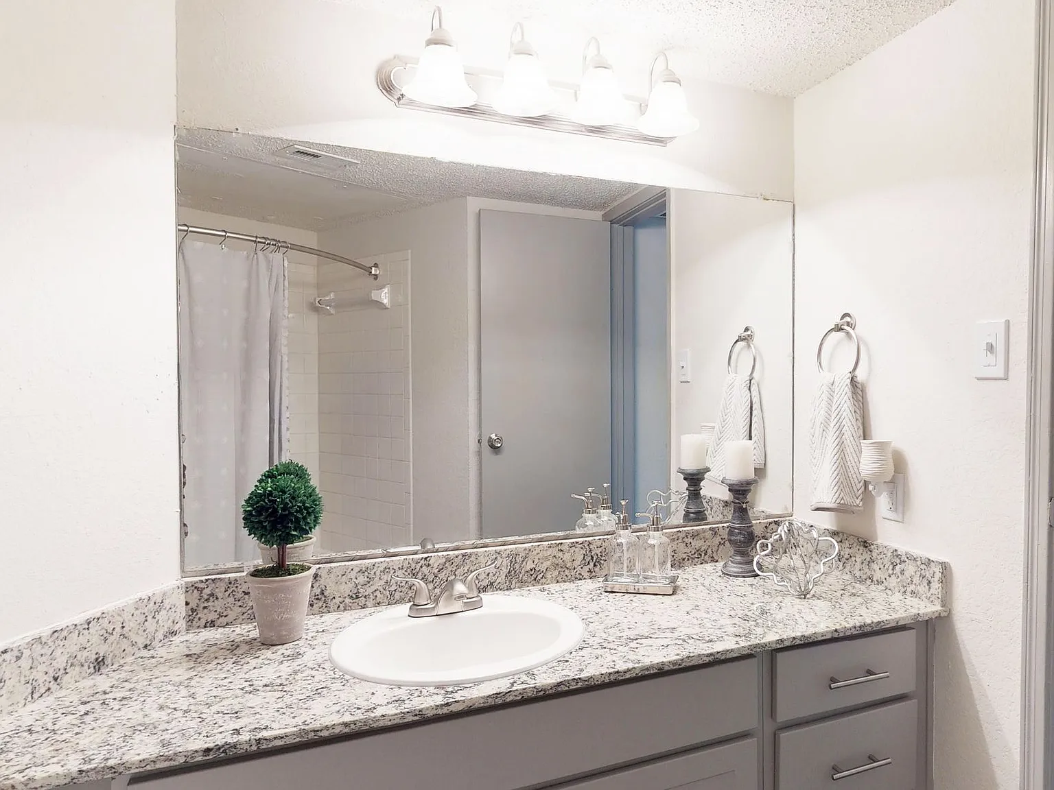 The Elise Apartments — Photo 2