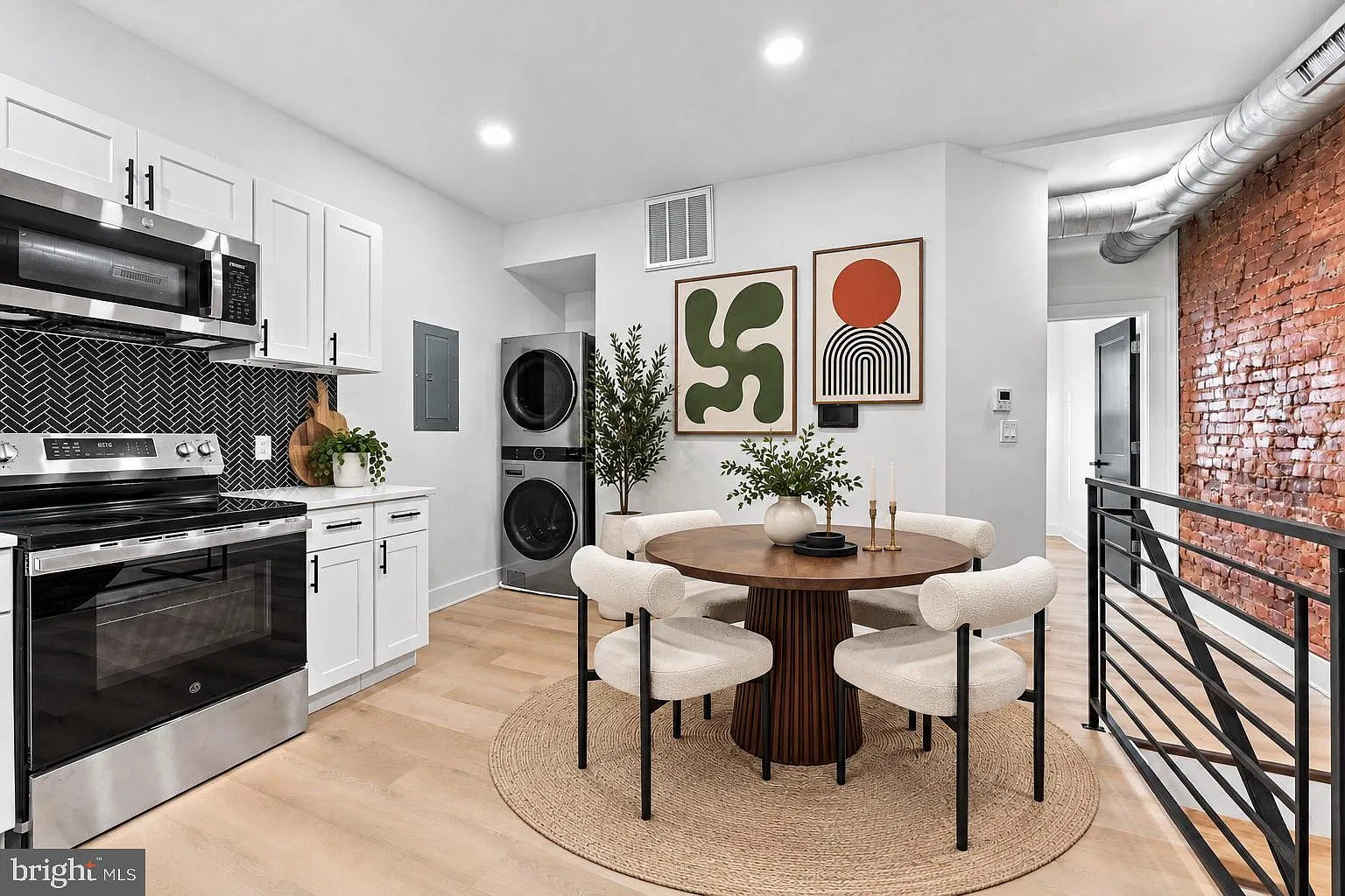 2 bed, 1.0 bath, 700 sqft, $1,600 — Photo 1