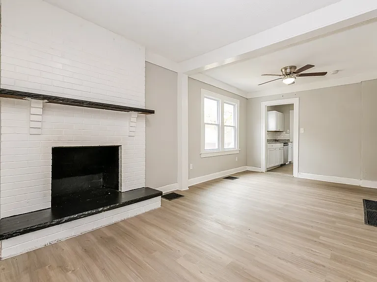 1227382_019_living_room_13270674.jpg