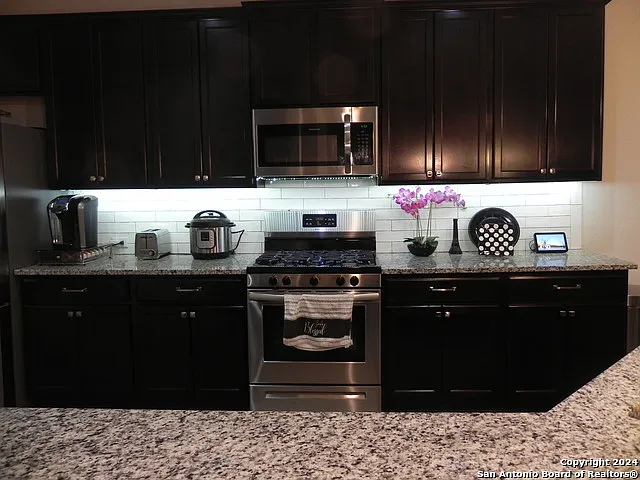 4 bed, 2.5 bath, 2704 sqft, $2,200 — Photo 3