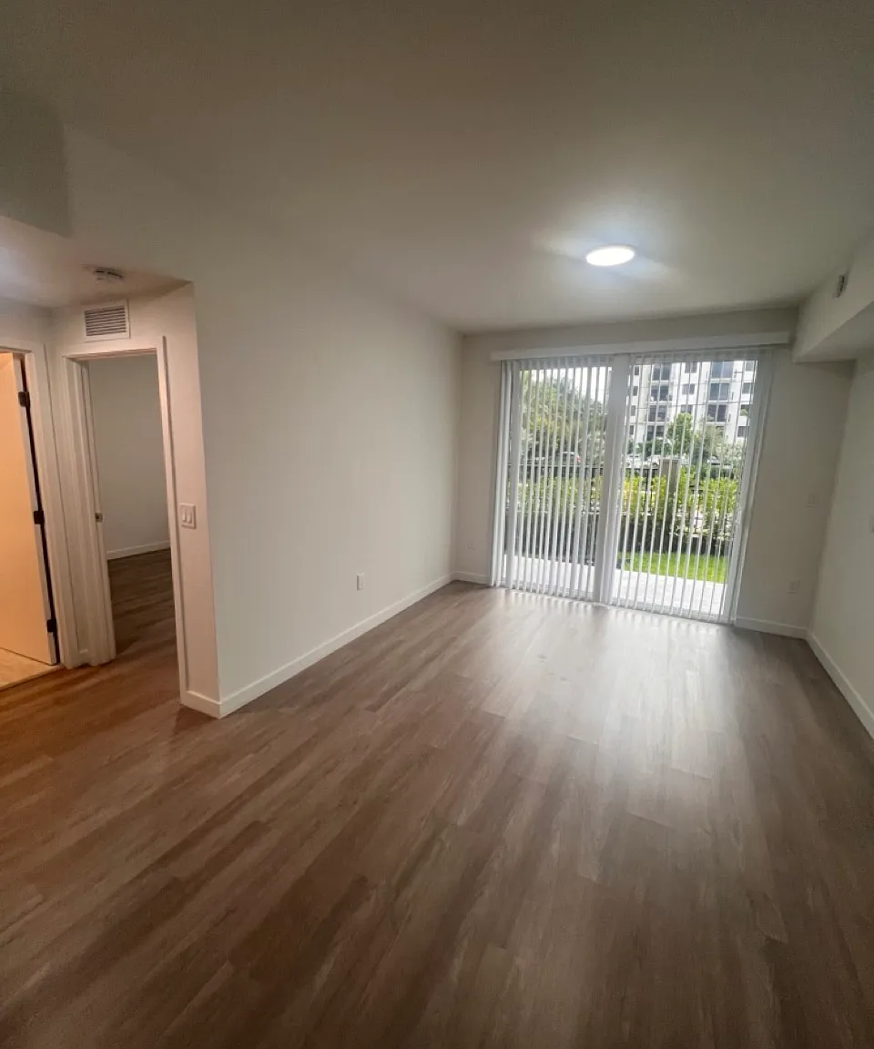 3 bed, 1024 sqft, $2,775 — Photo 3