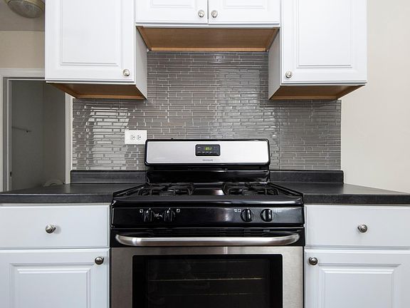 3rd image of 3845 N Greenview Ave #10S