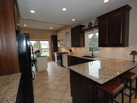 2nd image of 2582 Lenwood Ln NE