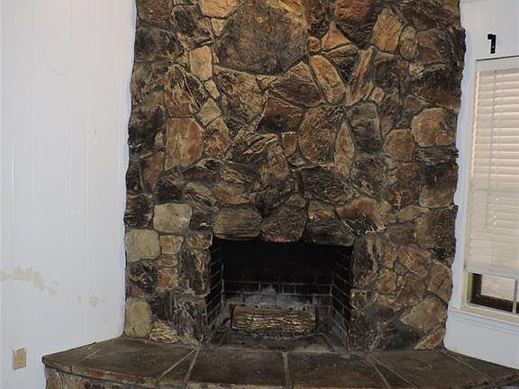5th image of 100 Greenwood Dr